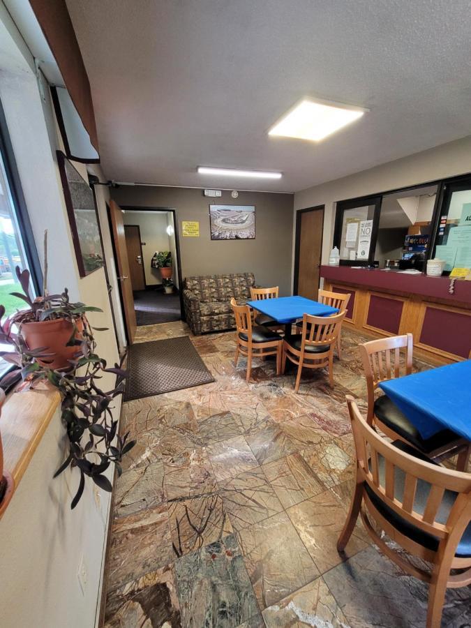 Raceway Inn 马丁斯维尔 外观 照片