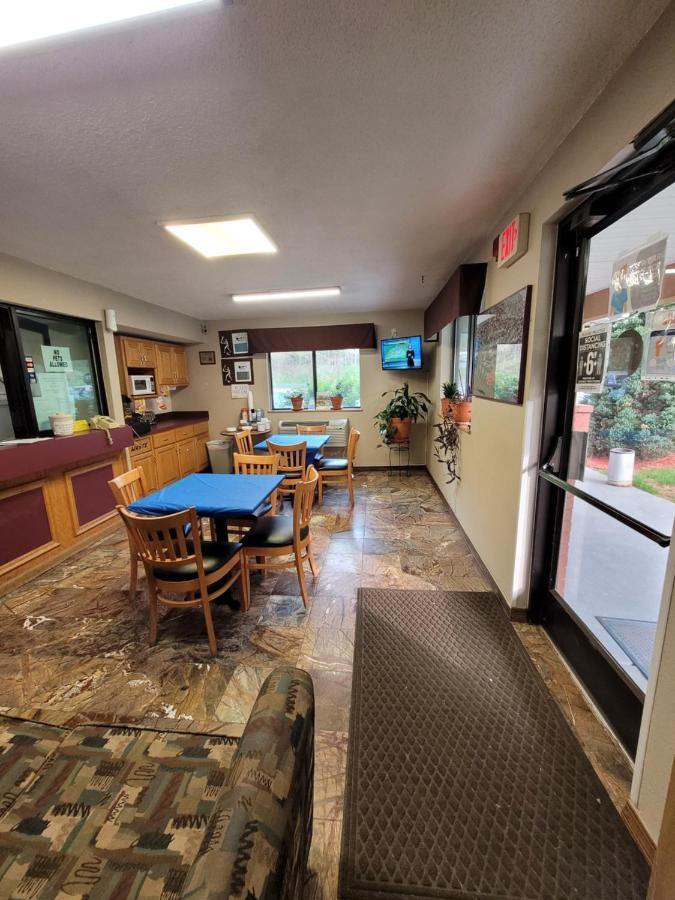 Raceway Inn 马丁斯维尔 外观 照片